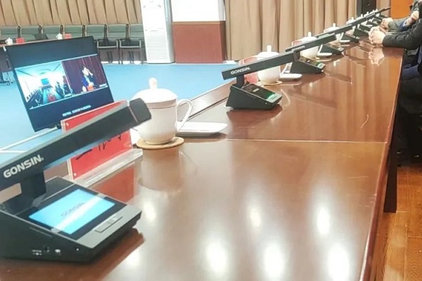 Два типа конференц-микрофонной системы: проводная и беспроводная